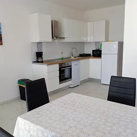 Immaculate 2-bed In Okrug Gornji Apartment