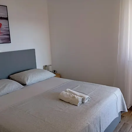 Immaculate 2-bed In Okrug Gornji Apartamento *