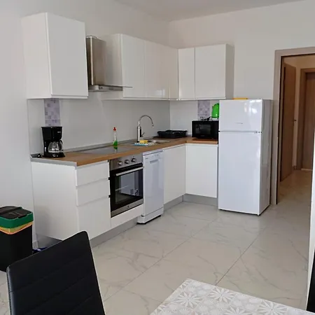 Immaculate 2-bed In Okrug Gornji Apartamento Trogir