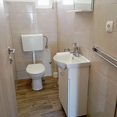 Immaculate 2-bed In Okrug Gornji Apartamento