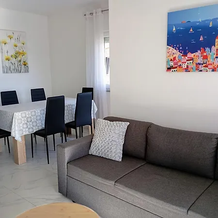 Immaculate 2-bed In Okrug Gornji Apartamento *