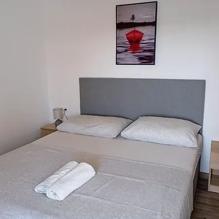 Immaculate 2-bed In Okrug Gornji Apartamento Trogir