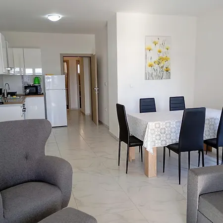 Immaculate 2-bed In Okrug Gornji Apartamento